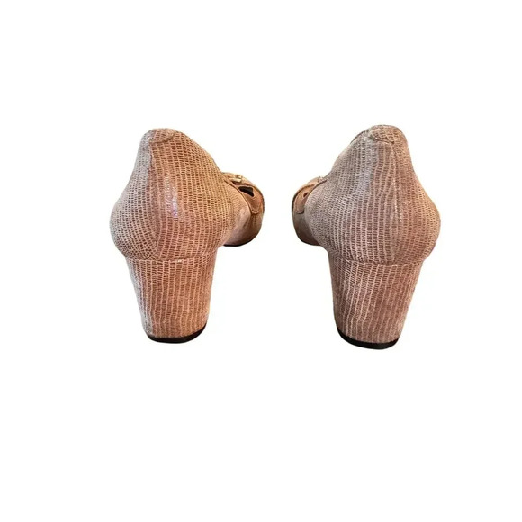 Me Too 9.5 block 2in heal textured leather gold buckle detail classic comfort - Picture 5 of 6